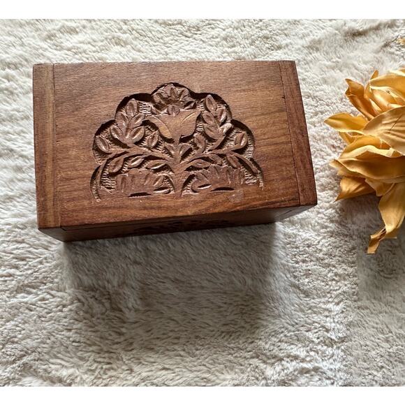 unkown Other - Carved Wooden Box - Vintage 5 1/2x 2 1/4x 3 1/4